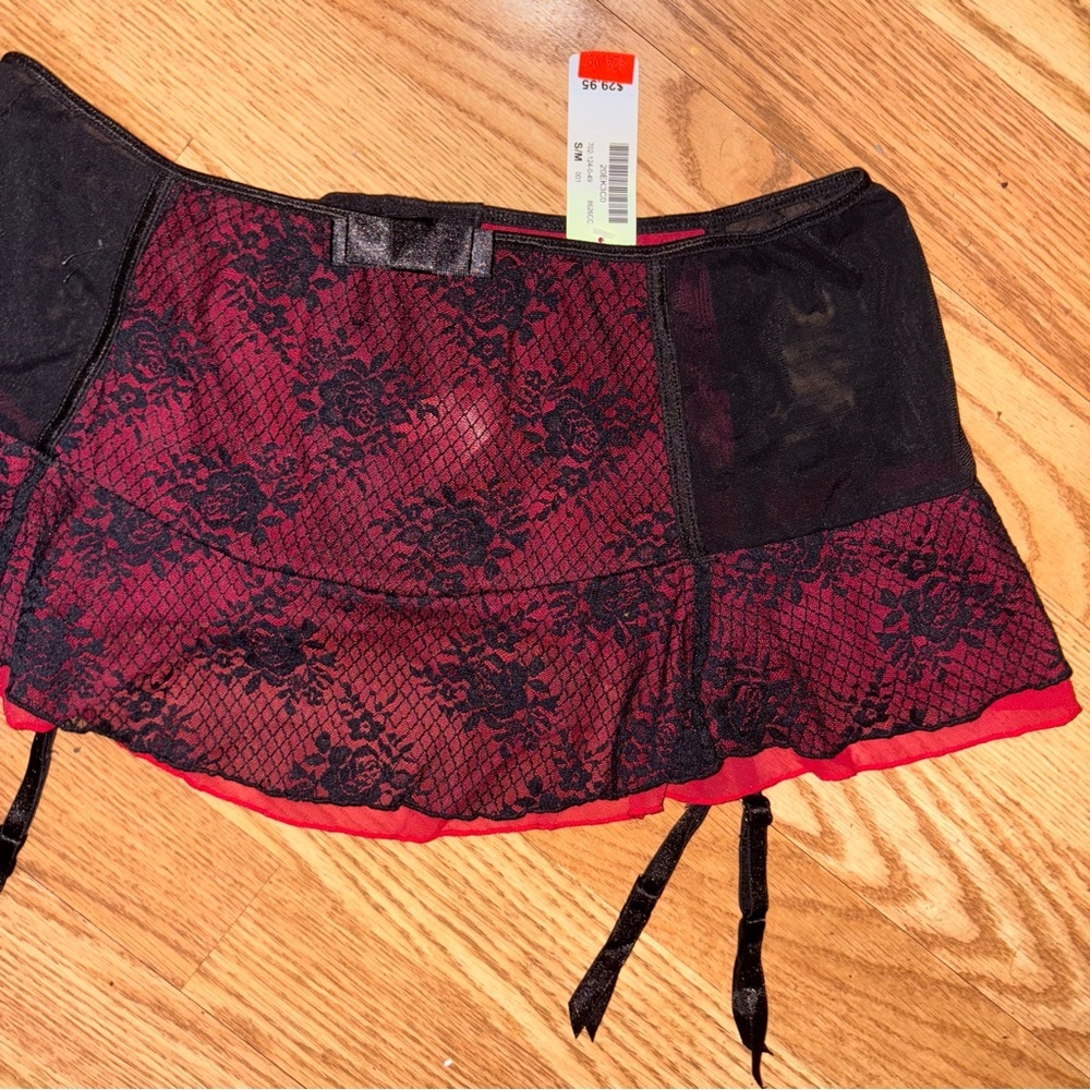 NWT La Vie en Rose Black and Red Lace Garter Skirt Size S/M Sexy - Picture 3 of 7
